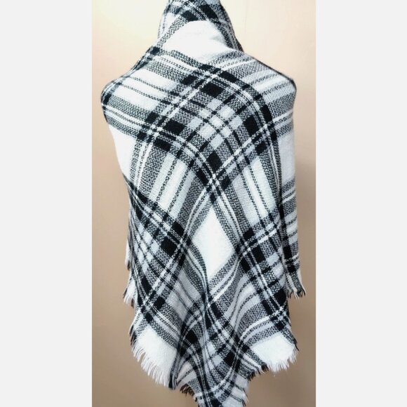 NEW Modcloth Black and White Plaid Blanket Scarf with Fringe - Picture 6 of 6